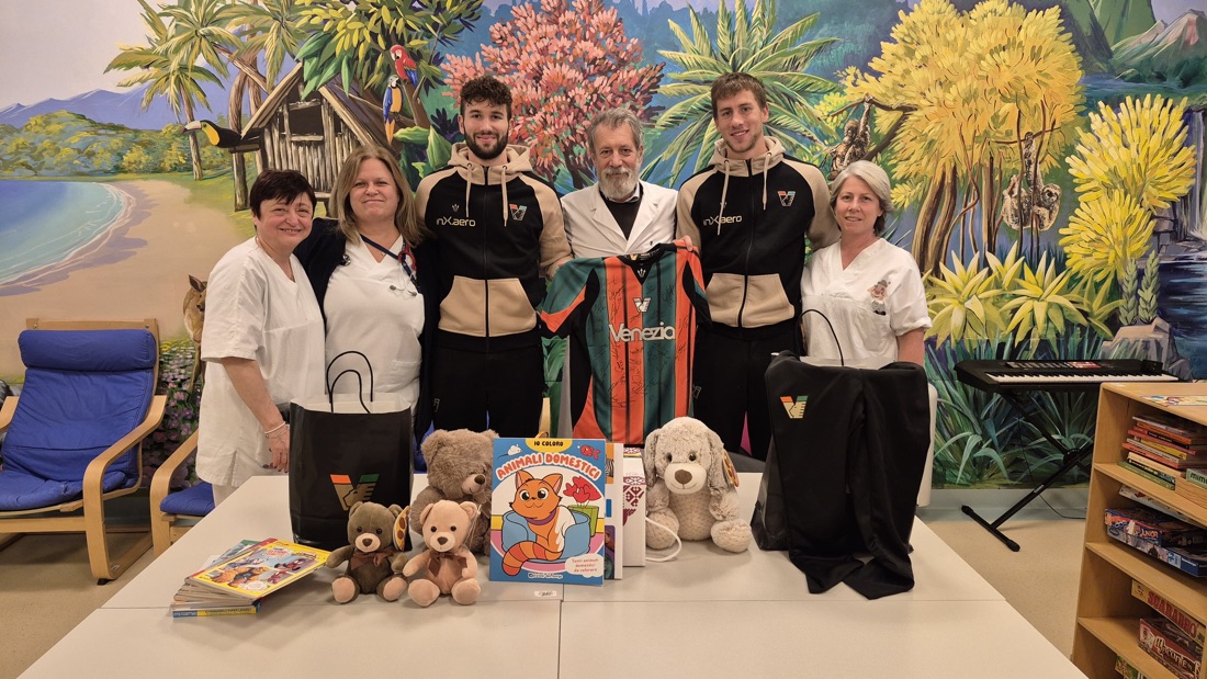 Venezia la squadra in visita al reparto di Pediatria agli ospedali di ...