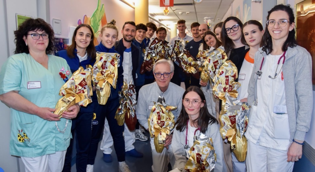 Trento, squadra in visita al reparto di Pediatria al Santa Chiara: i ...